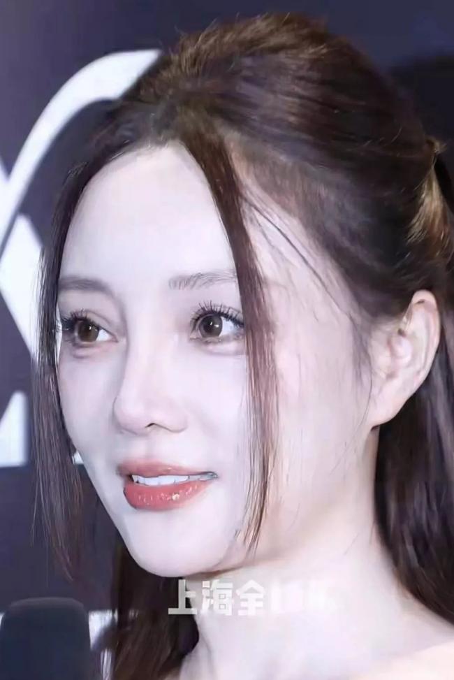 44岁李小璐参加公开活动 怼脸拍真实状态曝光