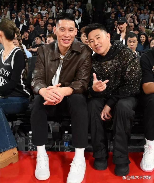 成龙被指不尊重马云 合影不带他还忽略他搭讪