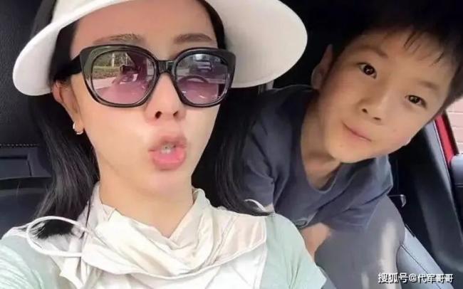 从央视一姐到带货主播 李思思如今怎样了？
