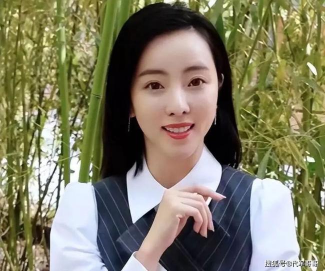 从央视一姐到带货主播 李思思如今怎样了？