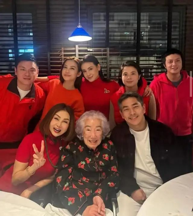 初代琼瑶女郎罕谈豪门家规 每天要向婆婆敬茶