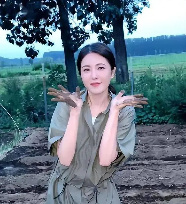 她靠美貌征服无数男人 48岁回老家种地素颜出镜