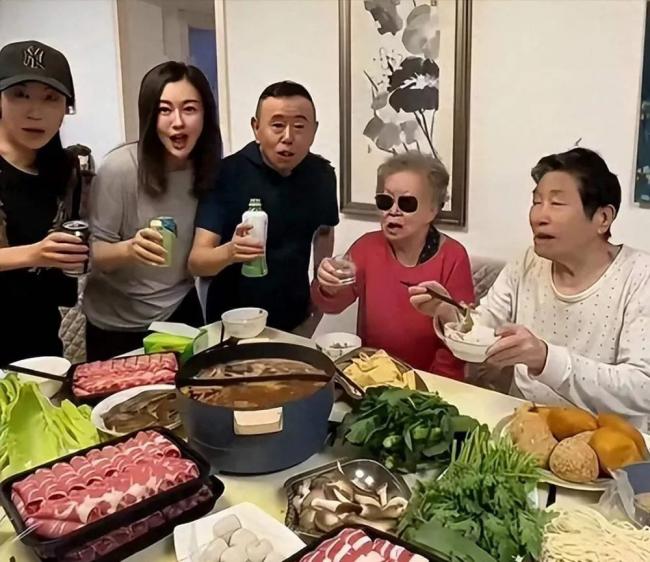 潘长江中秋家宴曝光 如今现状让人唏嘘