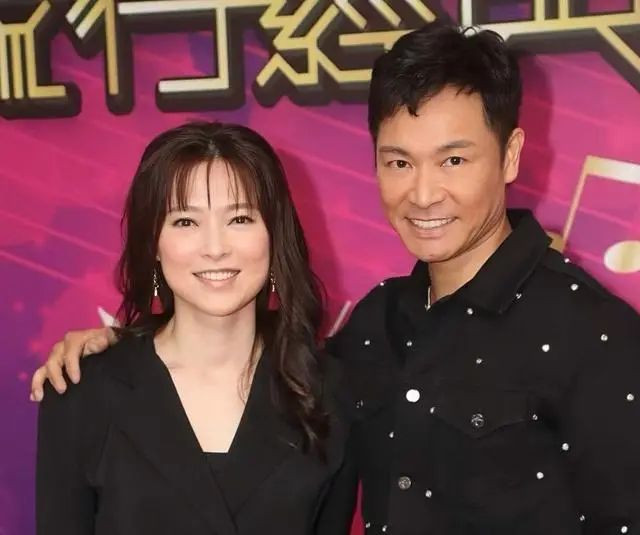 香港知名女星离婚后迎新恋情 主动挽上秃头男