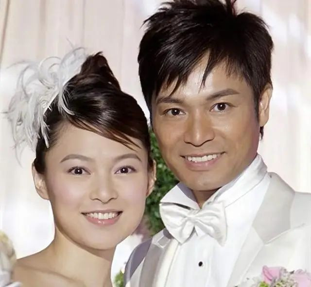 香港知名女星离婚后迎新恋情 主动挽上秃头男