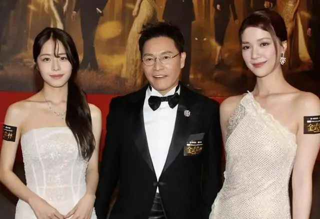 香港知名女星离婚后迎新恋情 主动挽上秃头男