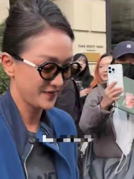 周迅近照头发发白、皮包骨 终为恶习付出了代价