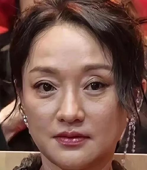 周迅近照头发发白、皮包骨 终为恶习付出了代价