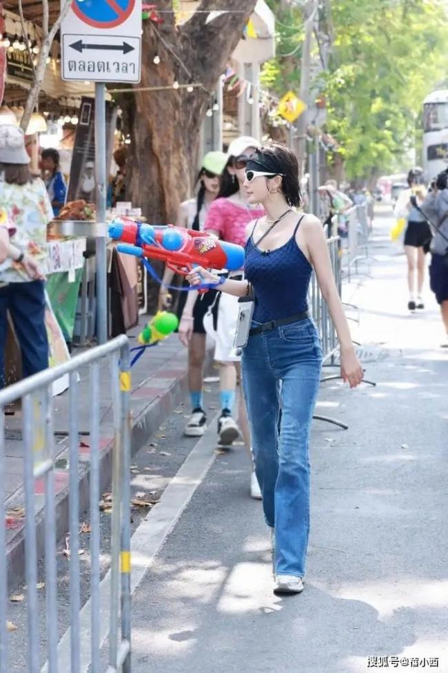 46岁秦岚的湿身照曝光 这腰臀比太绝了