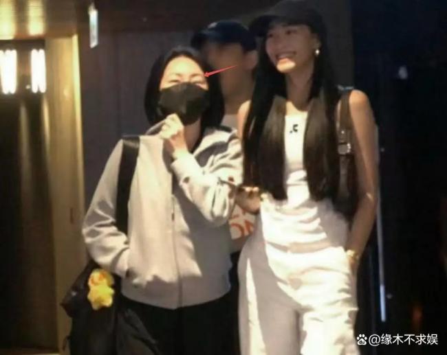 小S和女儿看电影 眼睛肿胀已活成另一个S妈