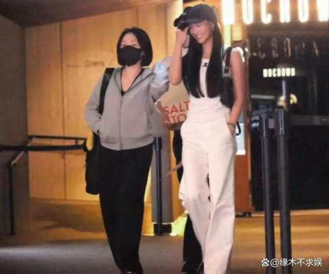 小S和女儿看电影 眼睛肿胀已活成另一个S妈