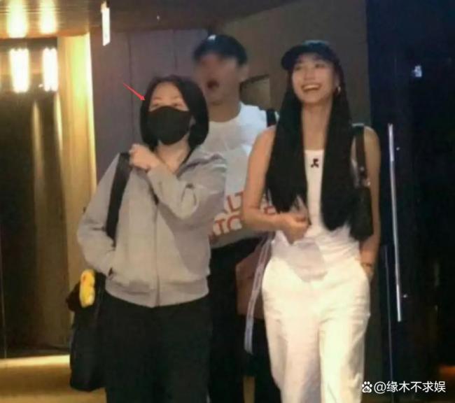 小S和女儿看电影 眼睛肿胀已活成另一个S妈