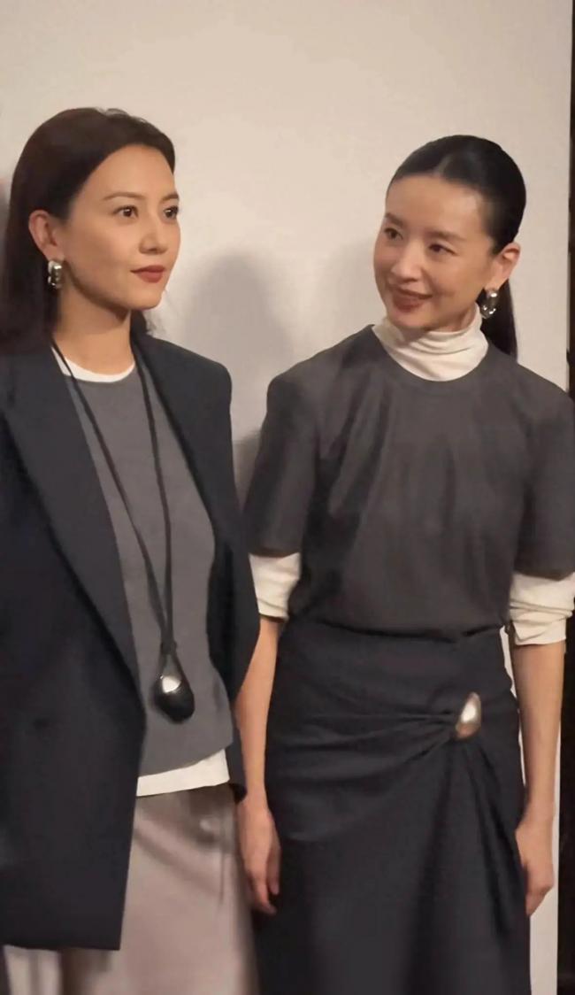 高圆圆董洁同框对比太惨烈 一个眼神发光一个...