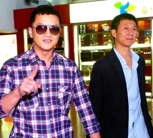 李亚鹏父亲离世母亲已81岁 哥哥因钱反目