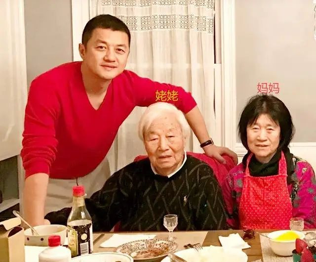李亚鹏父亲离世母亲已81岁 哥哥因钱反目