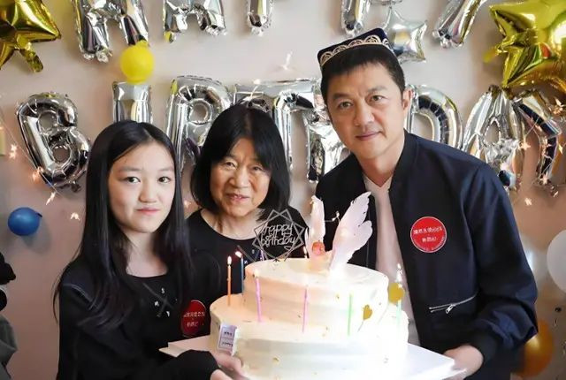 李亚鹏父亲离世母亲已81岁 哥哥因钱反目