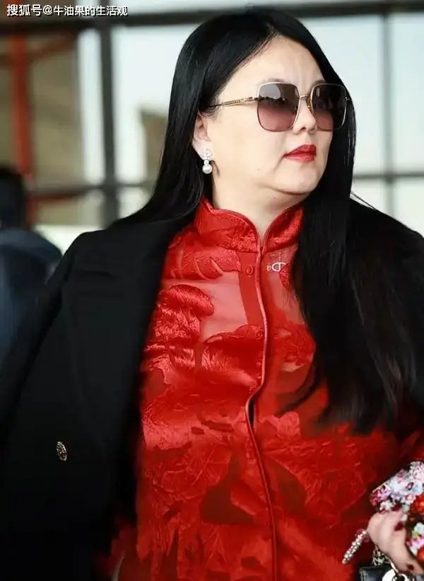 49岁李湘机场照体重失控 网友调侃像一座山