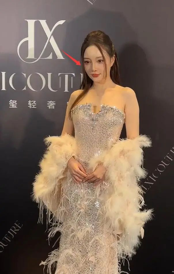 44岁李小璐现身难扛生图 卧蚕老鼻子变棍子
