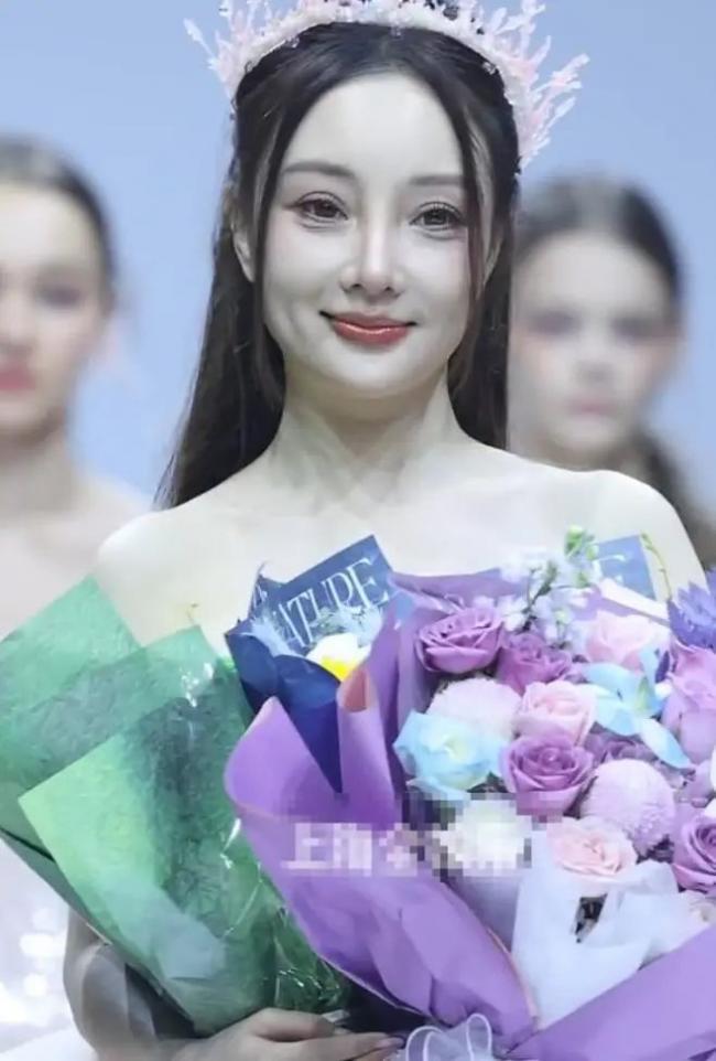 44岁李小璐现身难扛生图 卧蚕老鼻子变棍子
