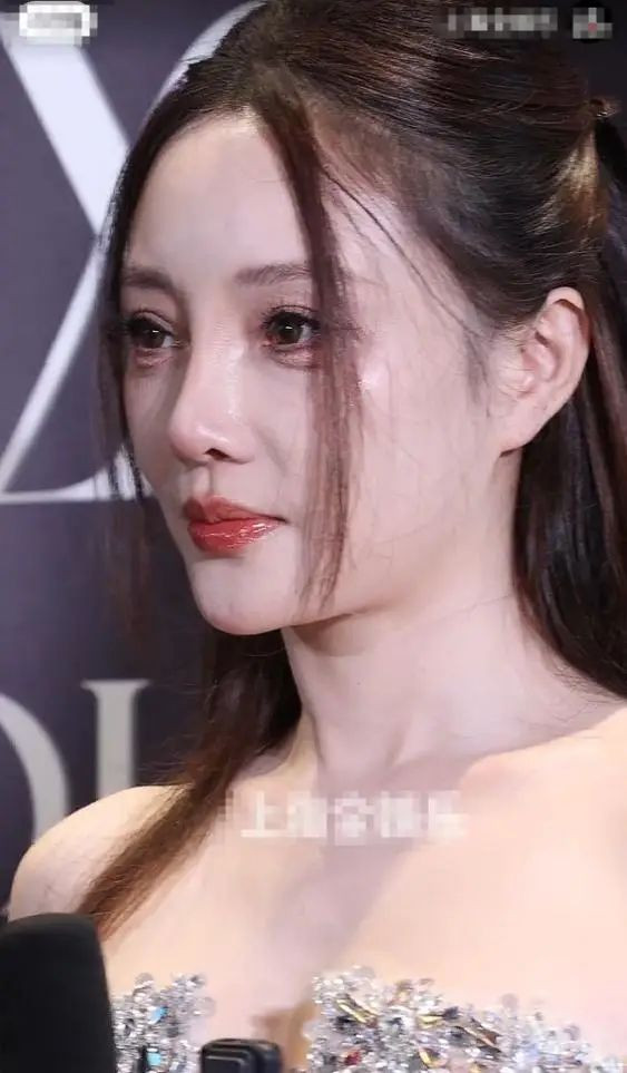 44岁李小璐现身难扛生图 卧蚕老鼻子变棍子