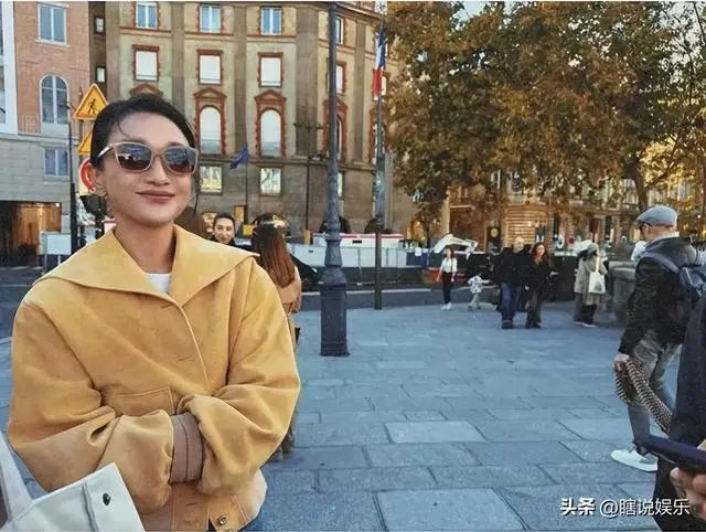 51岁周迅在巴黎时装周 满头白发不修边幅