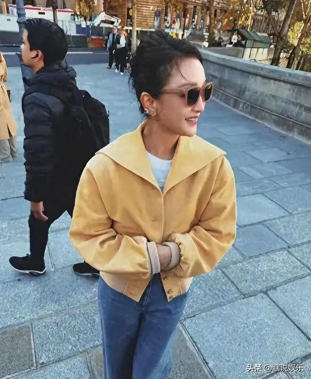 51岁周迅在巴黎时装周 满头白发不修边幅