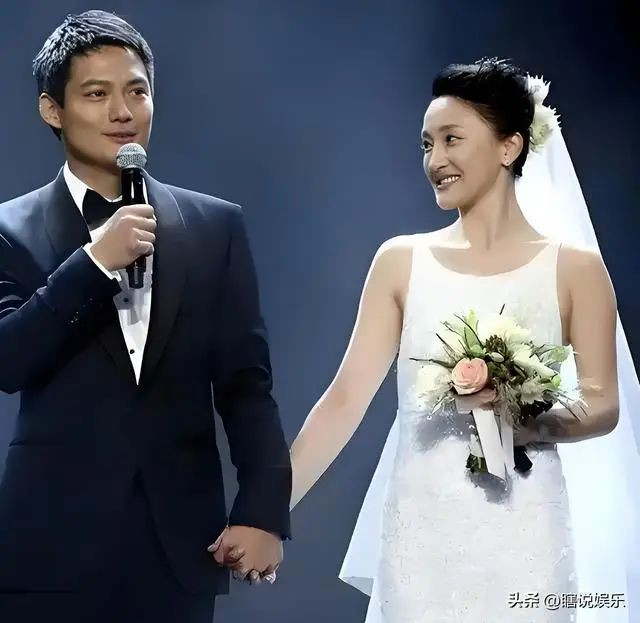 51岁周迅在巴黎时装周 满头白发不修边幅