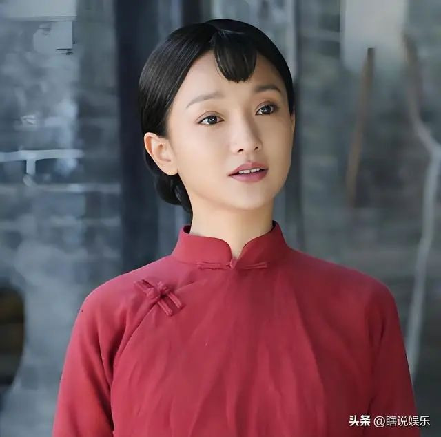 51岁周迅在巴黎时装周 满头白发不修边幅