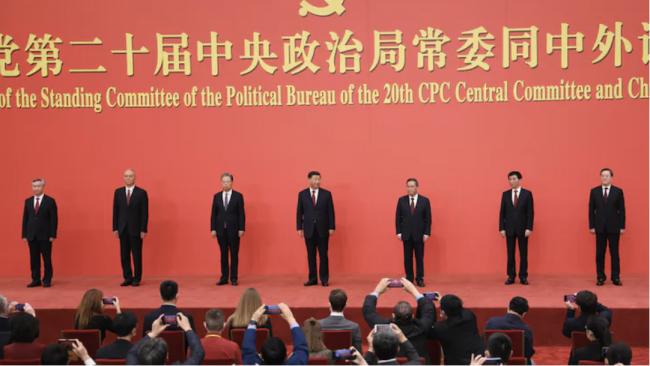 英国安德鲁王子再与王室切割，放弃头衔