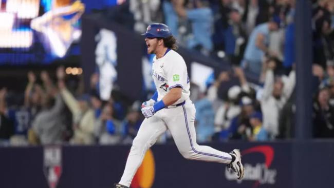世界大赛赢疯了!G1多伦多蓝鸟11-4棒打道奇 世界大赛赢疯了!G1多伦多蓝鸟11-4棒打道奇