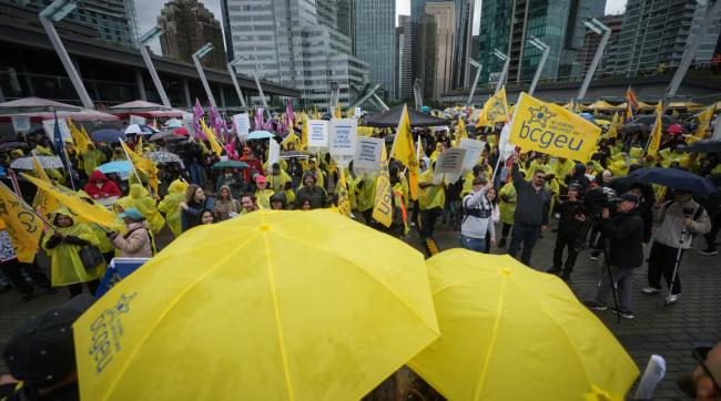 卑诗3.4万公务员结束罢工:4年涨薪12%+福利升级 卑诗3.4万公务员结束罢工:4年涨薪12%+福利升级