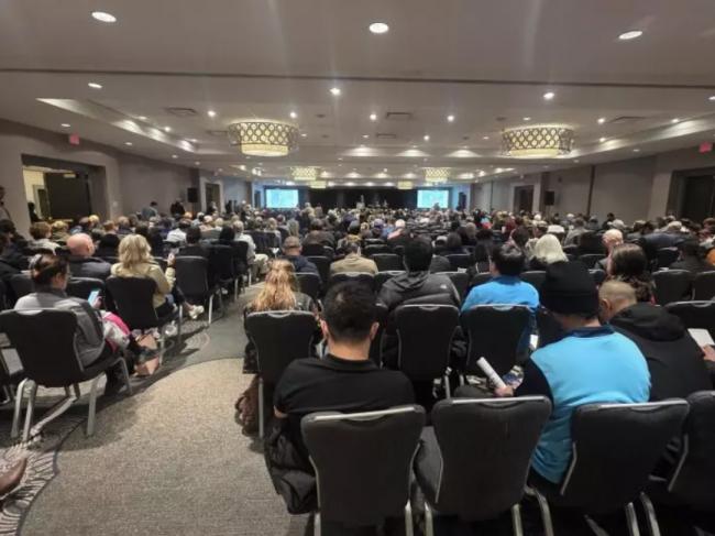 列治文产权案: 数百居民挤爆说明会 狠批市长 列治文产权案: 数百居民挤爆说明会 狠批市长