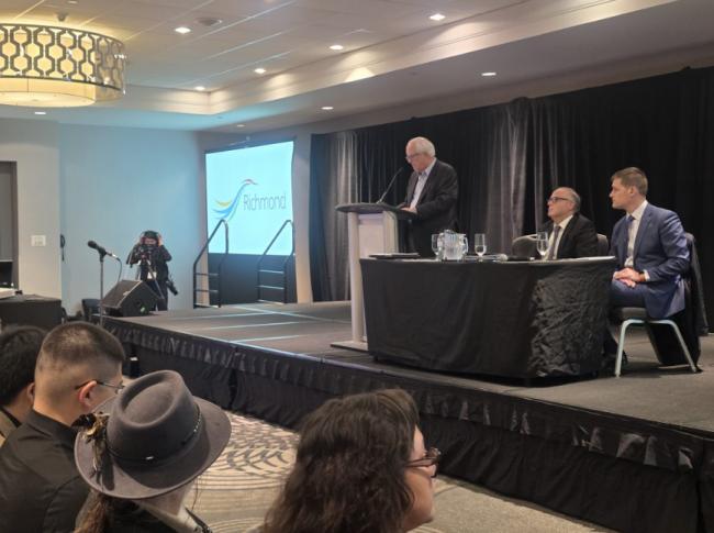 列治文产权案: 数百居民挤爆说明会 狠批市长 列治文产权案: 数百居民挤爆说明会 狠批市长