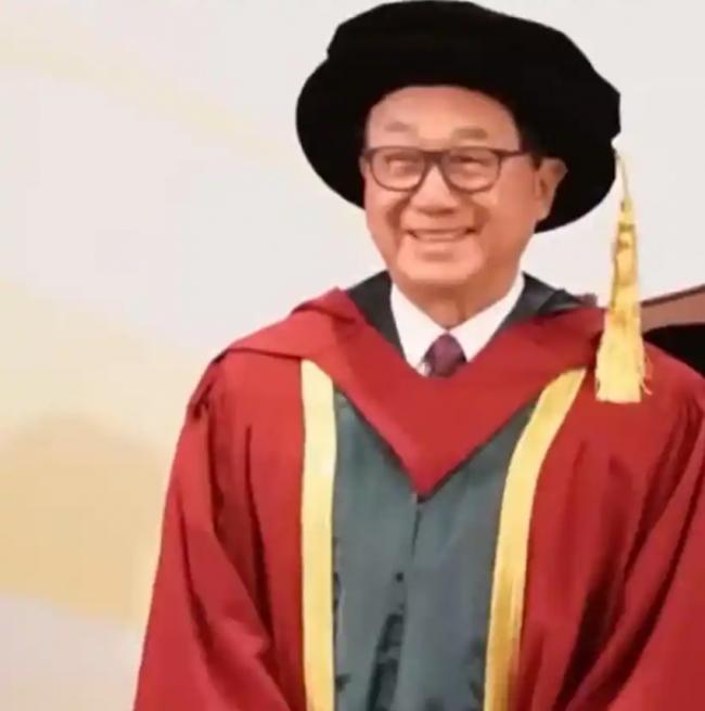 82岁影帝许冠文1年拿了两个博士 坦然面对死亡
