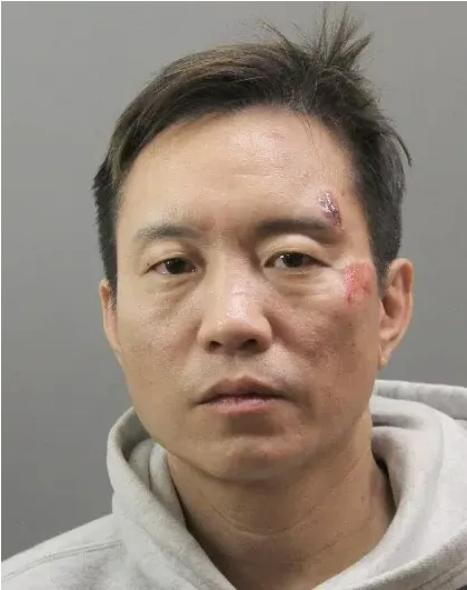 活该! 华人男子酒驾车祸 当场掏钱贿赂警察被捕