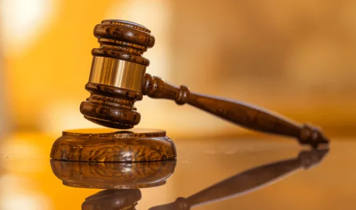 活该! 华人男子酒驾车祸 当场掏钱贿赂警察被捕