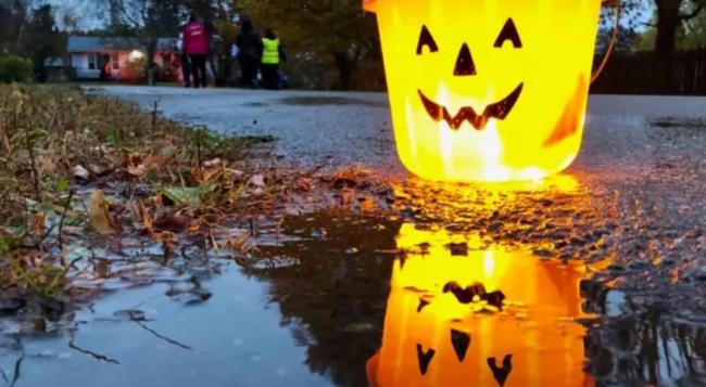 万圣节天公不做美 恐在风雨交加中讨要糖果 万圣节天公不做美 恐在风雨交加中讨要糖果