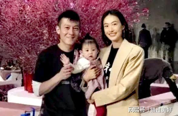 那一年 陈冠希与华谊董事长妻子街头忘情拥吻