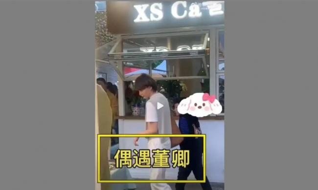 董卿带10岁儿子游布达拉宫 身材纤瘦，手臂黝黑