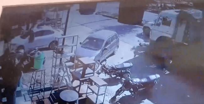 印度货车司机醉酒驾驶 连撞17车酿19死 莫迪致哀 印度货车司机醉酒驾驶 连撞17车酿19死 莫迪致哀