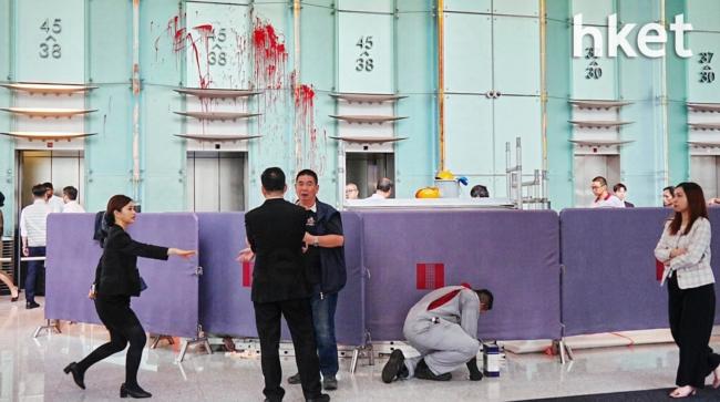 大陆男子赴香港求见李嘉诚不成 泼红漆泄愤 大陆男子赴香港求见李嘉诚不成 泼红漆泄愤