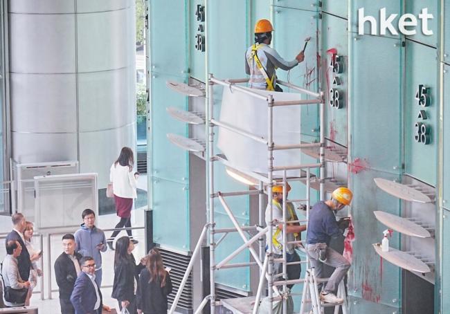 大陆男子赴香港求见李嘉诚不成 泼红漆泄愤 大陆男子赴香港求见李嘉诚不成 泼红漆泄愤