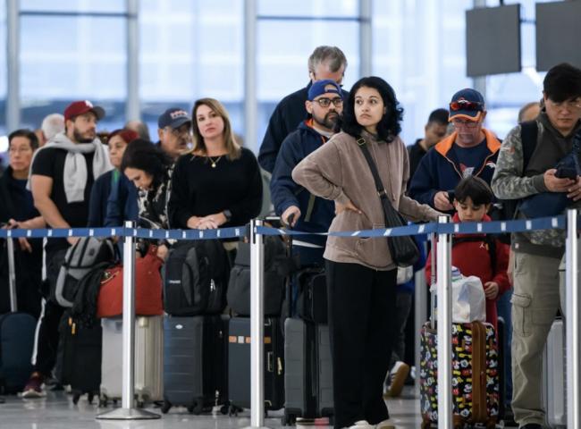 加拿大人也“躺枪”! 美国停摆连锁反应, 明天起40个机场大砍航班 加拿大人也“躺枪”! 美国停摆连锁反应, 明天起40个机场大砍航班