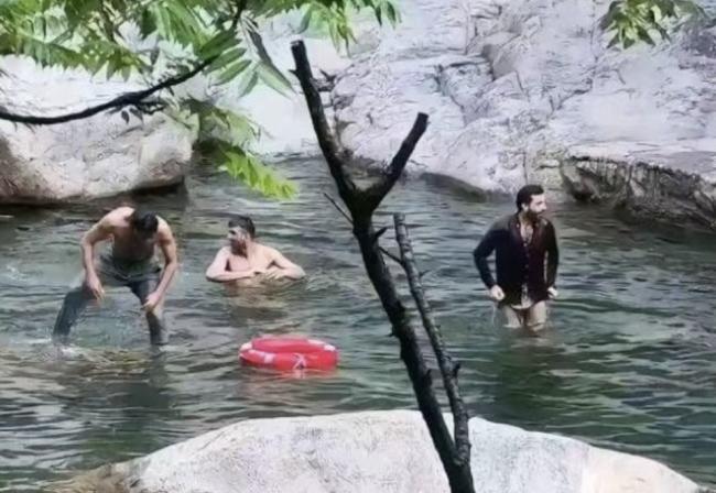 奇葩! 印度游客庐山景区脱衣下水洗澡, 互相搓背! 景区公布监控, 警方已介入 奇葩! 印度游客庐山景区脱衣下水洗澡, 互相搓背! 景区公布监控, 警方已介入