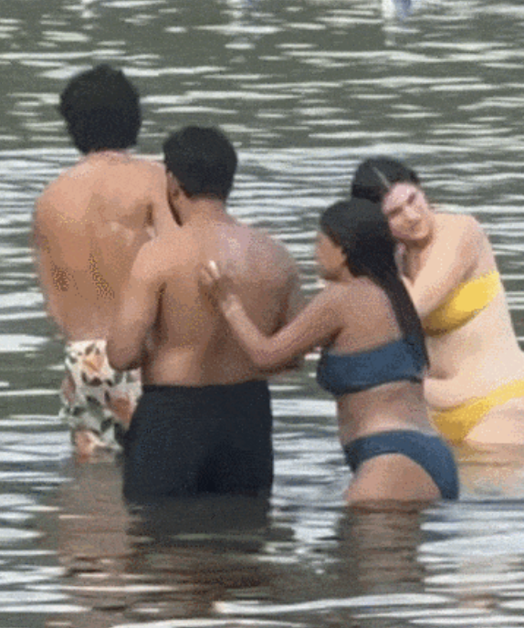 奇葩! 印度游客庐山景区脱衣下水洗澡, 互相搓背! 景区公布监控, 警方已介入 奇葩! 印度游客庐山景区脱衣下水洗澡, 互相搓背! 景区公布监控, 警方已介入