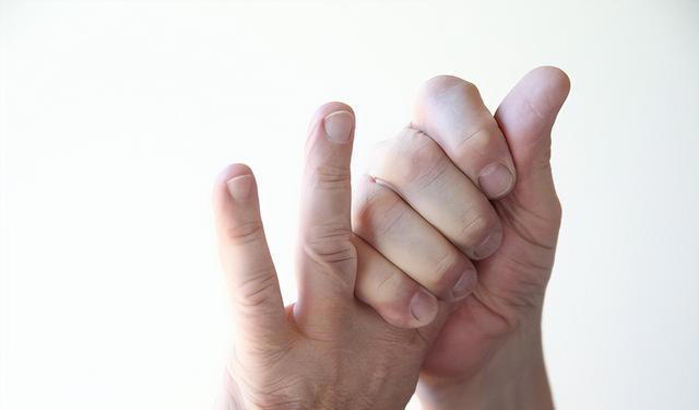 长期掰手指和从不掰的人 谁的关节更健康？