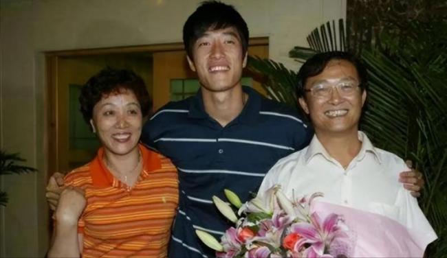 42岁刘翔现状:和妻定居洛杉矶 收入靠终身合同 42岁刘翔现状:和妻定居洛杉矶 收入靠终身合同