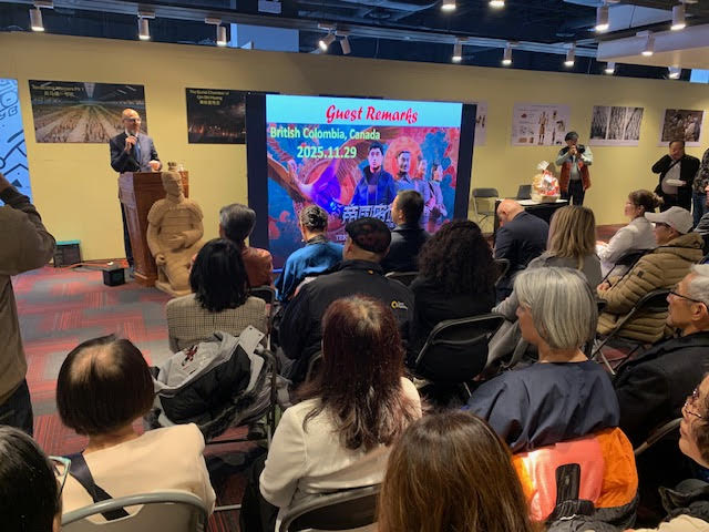 ���۹����롤��ʼ���꡷����ٸVR��������չ��Ļ