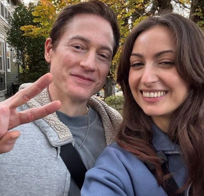 "返老还童"科技大亨官宣恋情! 小18岁女友曝光