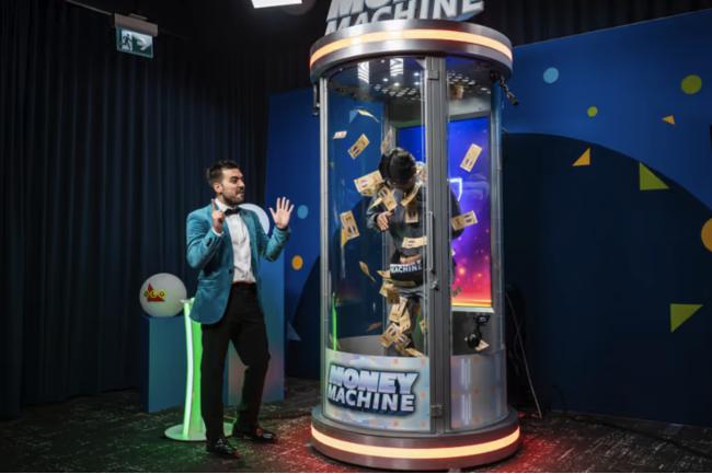 钞票狂喷!23岁亚裔小哥30秒暴捞6位数奖金 钞票狂喷!23岁亚裔小哥30秒暴捞6位数奖金